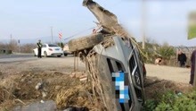 安徽一男子疲劳驾驶致车辆翻滚 妻儿未系安全带飞出车外