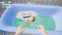 花闻君 给宝宝洗澡太闹腾，放进浴池那一刻，嫌弃的眼神萌化了