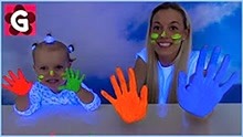 盖比和妈妈用荧光颜料绘画，涂在手掌花花绿绿，关上灯惊喜了！