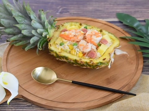 酸酸甜甜超级美味的海鲜菠萝饭 让你食欲大增