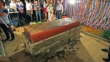 村民挖出800年古墓，其中发现怪异红棺，墓主人是个大人物
