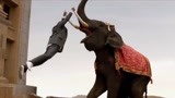 冬荫功2：黑老大不肯放过托尼贾，对他拳打脚踢，大象神操作立功