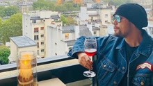 線上看 周杰倫艾菲爾鐵塔下品紅酒  一家人愉快旅遊 (2019) 帶字幕 中文配音，國語版