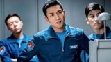 《我和我的祖国》热映 韩东君飞行员制服帅爆！