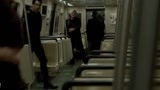 通灵神探：地铁遇到凶手，双方紧张对峙，场面一触即发