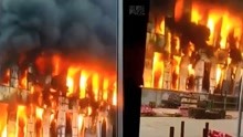 河北沧州一泡塑材料厂发生火灾 现场浓烟滚滚