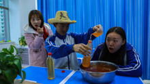 师生PK喝饮料，学生把饮料换成爆辣火锅汤，不料还是输了？