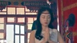 吻隐者：西藏姑娘寺庙虔诚祷告，沙雕男给她戴上耳机，来首音乐
