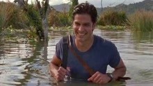 男子穿越沼泽，却不知水下藏10米巨蟒，出来后一看下半身傻了！