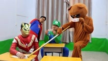 开心剧场：超人老师让学生都上台领奖，被熊可爱作弊抽走一等奖