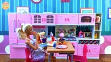 芭比和宝宝在厨房吃早饭
