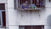 2名小孩在8楼防盗网上玩耍 目击者：太危险不敢看！