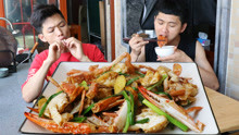 广式小炒姜葱蟹的做法，肉质鲜嫩，味道一流，下酒下饭都不错