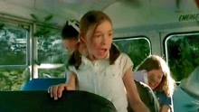 灾难片：一群变异蝗虫入境，群攻过路的校车，里面的小孩子惨了！