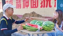 美女街头卖西瓜，一元一勺，不料小伙花了一元吃了半个西瓜