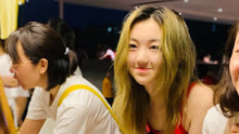 线上看 王菲14岁女儿李嫣与闺蜜摆地摊 穿吊带金发披肩成熟有气质 (2020) 带字幕 中文配音
