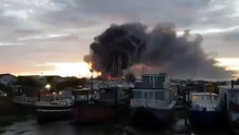 英国肯特郡一工厂发生爆炸起火 消防员到场后还发生二次爆炸