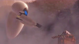 机器人总动员：伊娃和蟑螂玩起来了，瓦力忍不住偷笑，结果被炮轰