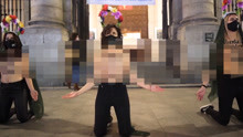 西班牙三名女子在教堂前裸体抗议反堕胎组织活动