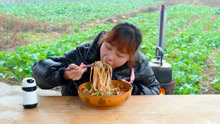 秋妹今天吃肥肠米粉，一碗干拌一碗高汤，围在火边吃好暖和