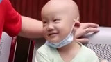 医生为鼓励孩子想尽办法 小天使需要人们来疼
