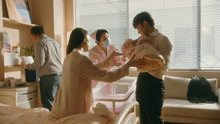 《流金岁月》谢宏祖抱着女儿十分开心 赵玛琳打电话给谢宏祖