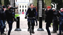 荷兰内阁因儿童福利丑闻辞职：首相骑自行车找国王引记者围拍