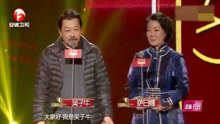 萨日娜和吴子牛同台颁奖，两位前辈台下讲话，台下粉丝认真倾听