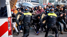 荷兰爆发大规模反封锁抗议：打砸抢烧不断 女子被水炮喷脸