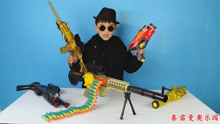 小泽玩五把不同风格的玩具枪，有加特林手枪和机关枪，玩得很开心
