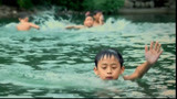 百万巨鳄：一群小孩跳河里游泳，不料河里钻进大鳄鱼，这下全完了