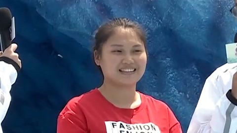 女子超大胆闯关遗憾落水 女博士轻松闯关成功