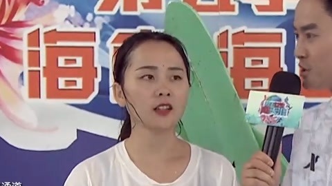 女子两次滑跪摔出赛道 网球协会少年齐落水