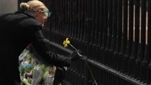 英女王丈夫菲利普亲王去世，民众在白金汉宫门前摆放鲜花寄托哀思
