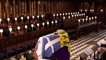 菲利普亲王葬礼结束 英女王望着丈夫灵柩满眼悲伤