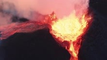 [图]壮观！近距离直击冰岛火山喷发，炽热岩浆汩汩涌出