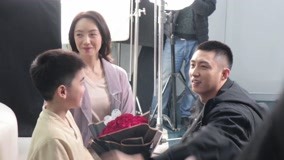 Tonton online Kehidupan sehari-hari jatuh cinta dengan pasukan khusus: Adegan menghisap anak Liang Muze Sub Indo Dubbing Mandarin