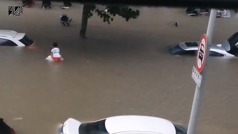 父亲冒雨将孩子背在肩头，小心翼翼地蹚着深水回家，网友泪目