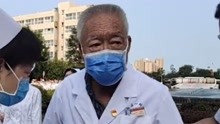 泪目！78岁退休老教授拄拐杖 坚持参加新医一附院复诊仪式