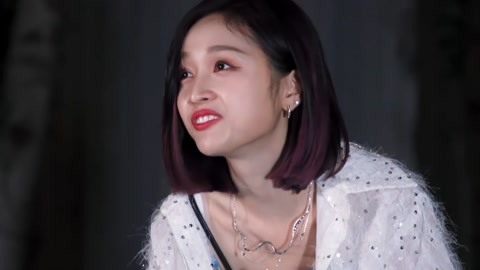 吴宣仪第5期cut：吴宣仪室外吃面被淋雨 吴宣仪自嘲是垫底辣妹