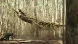 金刚骷髅岛：小伙坐在“树干”上，“树干”突然惊醒，大螳螂？