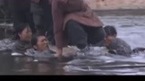 沂蒙：村妇为八路搭人桥，首长跪下感谢，这段看一次哭一次！泪目