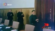 1980年，全军的高级干部共聚一堂，邓小平面带微笑步入会场