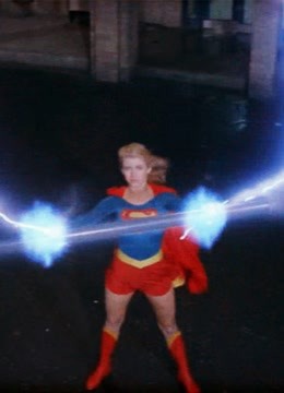 女巫大战女超人，黑暗魔法和超能力哪个厉害？女超人借用雷电之力