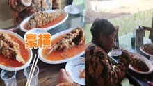 [图]这可太豪横了！三位老太太约饭人手一条糖醋鱼：趁着能吃赶紧吃