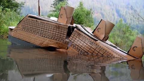 轮船触礁后有多可怕，小哥用纸船模拟沉船过程，现场太震撼了！