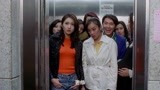 家有喜事：星爷和女友坐电梯，谁想进来的美女全叫他老恭，笑死人