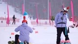 超有趣滑雪大会：黄明昊晕倒了也这么可爱，不愧是中华小奶狗