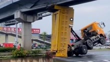 广州自卸卡车未落车斗撞上天桥，现场火花四溅，车身直接起飞