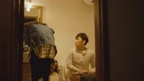 爱情麻辣烫：秦昊正在上厕所，谁想闯进一个美女，尴尬坏了！